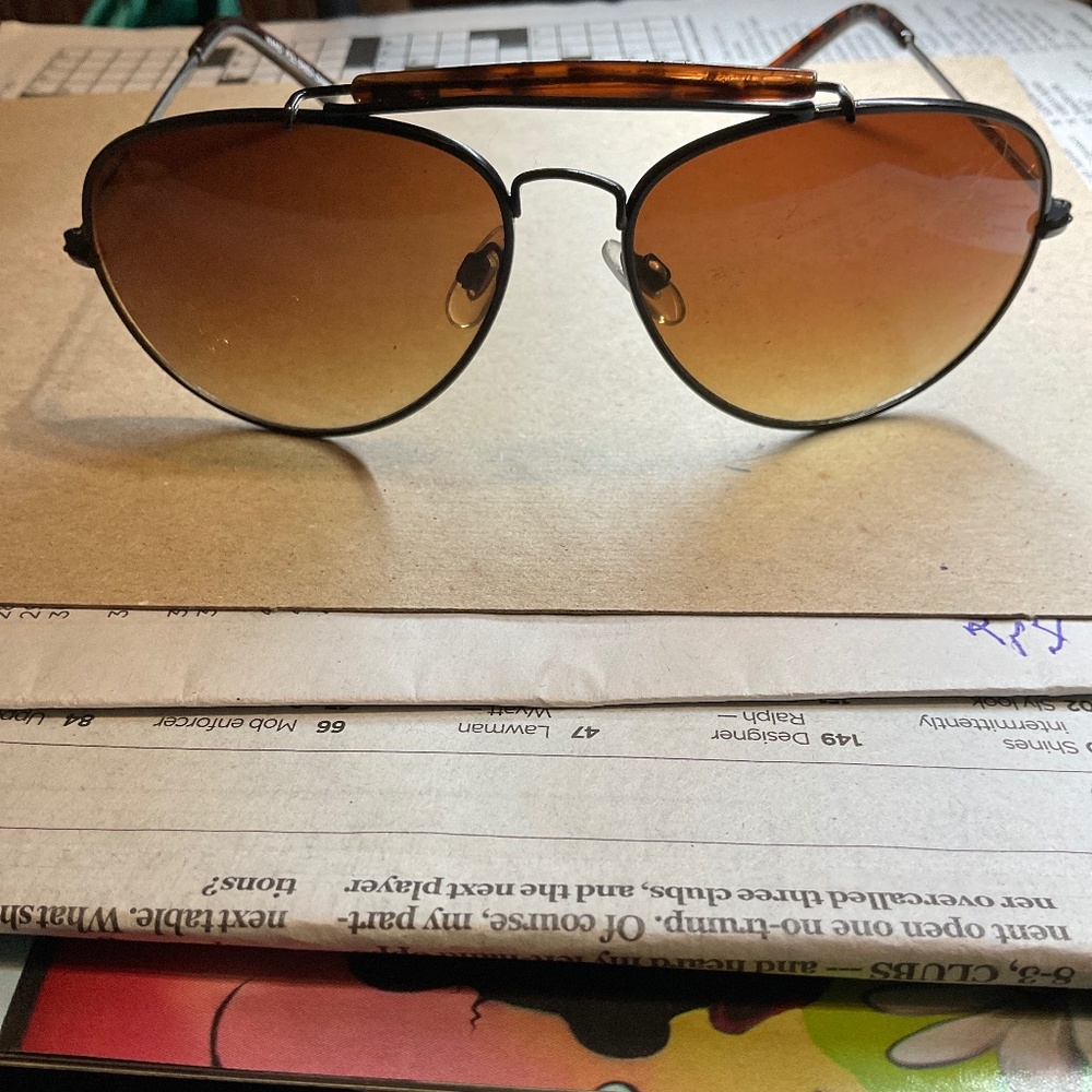 Aviator style sunglasses black frame